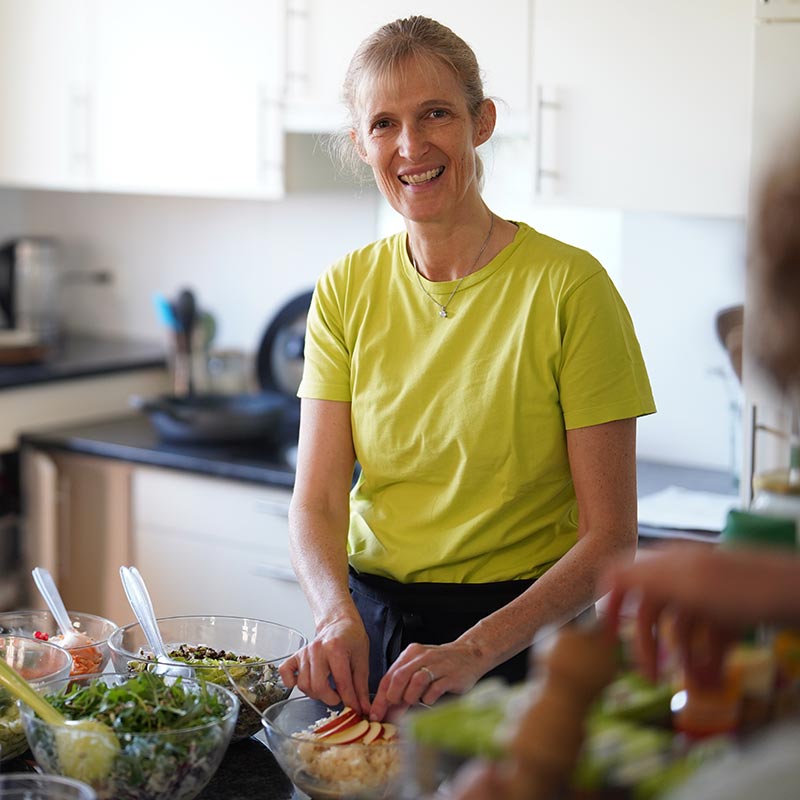 Ingeborg beim Zubereiten von Salat