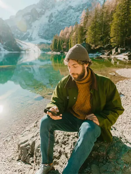 Biene und Schmetterling auf einer Blüte – Symbol für Honig/Blütenpollen (Energie/Stoffwechsel)