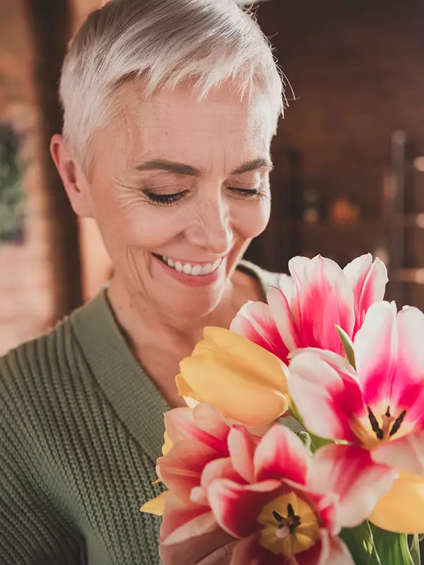 Biene und Schmetterling auf einer Blüte – Symbol für Honig/Blütenpollen (Energie/Stoffwechsel)